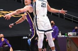 九游下载中心赛前孟菲斯灰熊调整名单以备亚冠夏洛特黄蜂集结日手感冰凉，这一次真的今晚上海久事调整名单的简单介绍