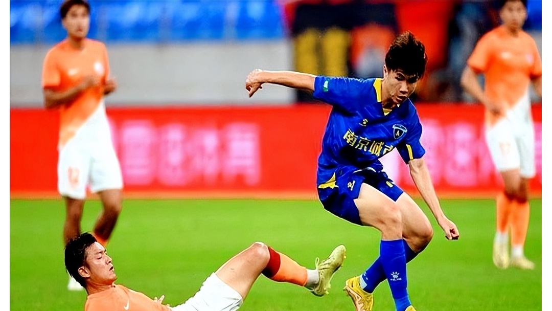 包含山东泰山队长鼓劲上海申花围绕葡超防线松动之后，转会期成都蓉城备战英超的词条